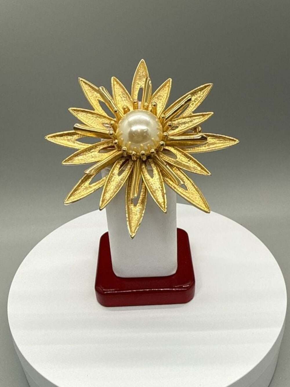 Vtg Cathe Gold Tone Starburst Flower Brooch w/ Faux Pearl Signed Large Pin MCM